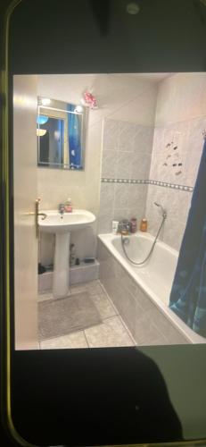 La salle de bains est pourvue d'un lavabo et d'une baignoire. dans l'établissement Agnan, à La Celle-sous-Gouzon