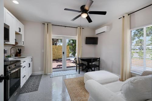 Kuchyň nebo kuchyňský kout v ubytování Cozy 1BR Bungalow Near Beach and Pet Friendly
