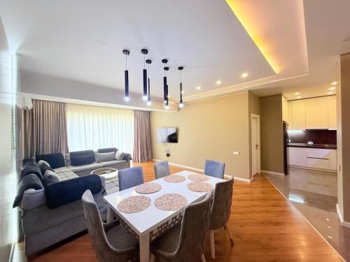 un salon avec une table et un canapé dans l'établissement Park Azure Royal apart, à Baku