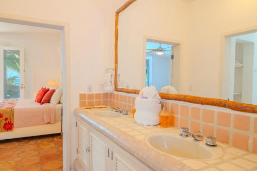 Postel nebo postele na pokoji v ubytování Casa Jazmin by Cabo Villas