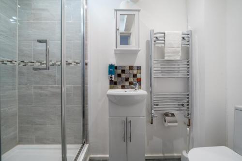Ephatha Apartments 4-Bedrooms, Sleeps 11, Free Parking, Gardenにあるバスルーム