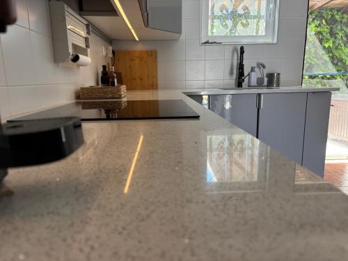 a kitchen with a granite counter top in a room at Casa do Rei Aroeira in Charneca