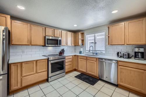 フリスコにあるCharming 3 BDR for 8 in the Heart of the Rockiesのキッチン(木製キャビネット、ステンレス製の電化製品付)