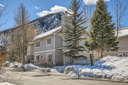 フリスコにあるCharming 3 BDR for 8 in the Heart of the Rockiesの雪の家
