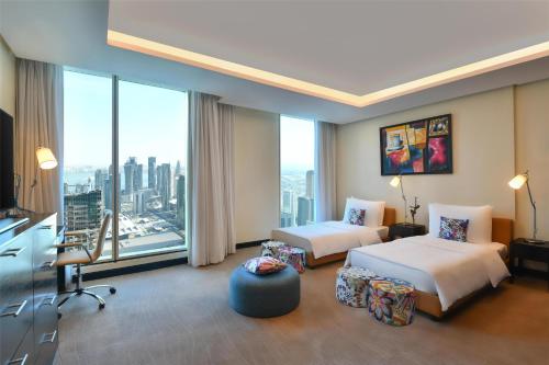 Postel nebo postele na pokoji v ubytování Kempinski Residences & Suites, Doha