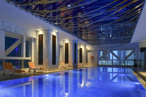 Kolam renang di atau dekat dengan Kempinski Residences & Suites, Doha
