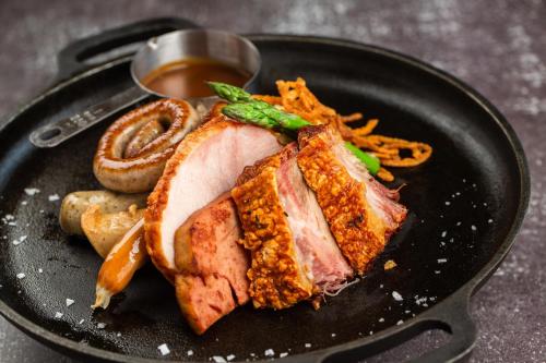 ホテルの敷地内または近くでの食事または食べ物