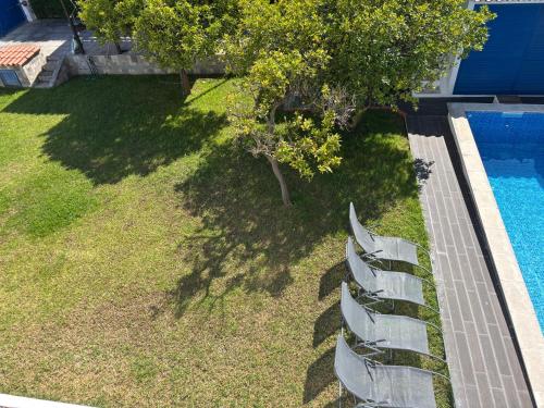 an overhead view of a yard with a swimming pool at Casa do Rei Aroeira in Charneca