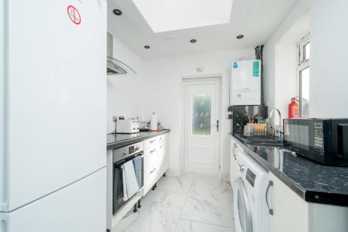 Ephatha Apartments 4-Bedrooms, Sleeps 11, Free Parking, Gardenにあるキッチンまたは簡易キッチン