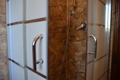 y baño con ducha y puerta de cristal. en B&B Antica Botte Sassari, en Sassari