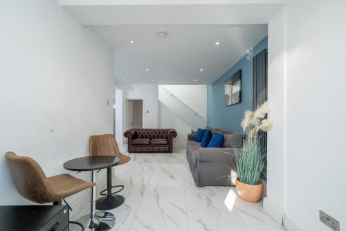 Ephatha Apartments 4-Bedrooms, Sleeps 11, Free Parking, Gardenにあるシーティングエリア