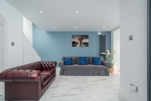 Ephatha Apartments 4-Bedrooms, Sleeps 11, Free Parking, Gardenにあるシーティングエリア