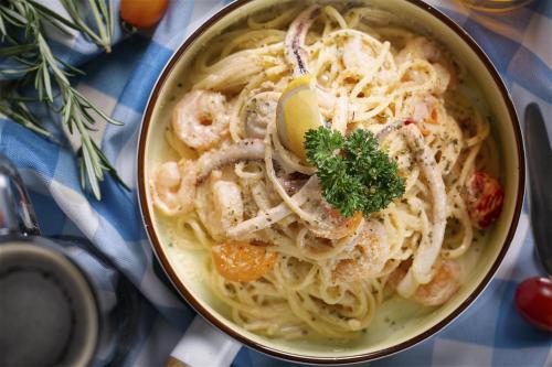 ホテルの敷地内または近くでの食事または食べ物