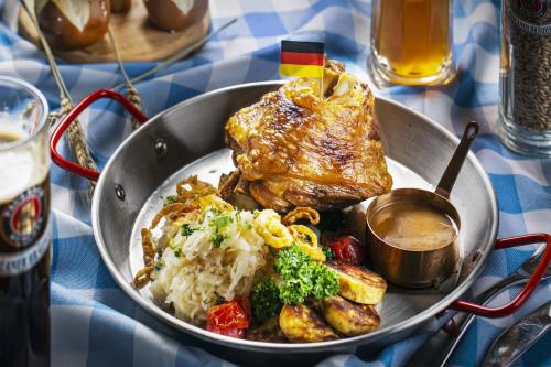 ホテルの敷地内または近くでの食事または食べ物