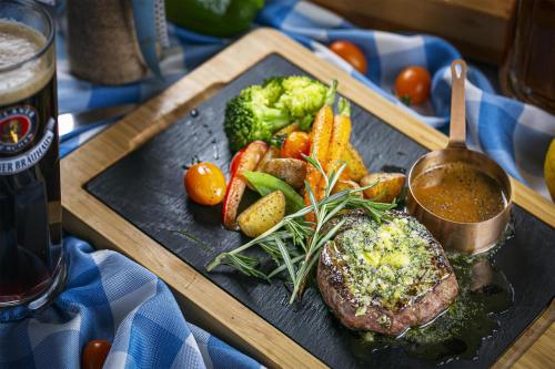 ホテルの敷地内または近くでの食事または食べ物