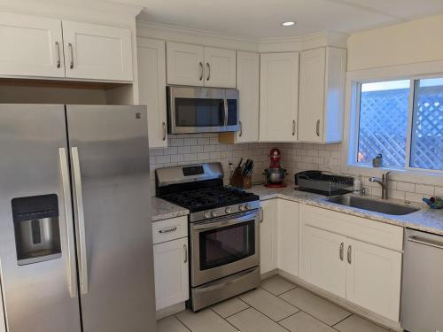 Kuchyň nebo kuchyňský kout v ubytování Sunny 4-Bedroom home in Corte Madera