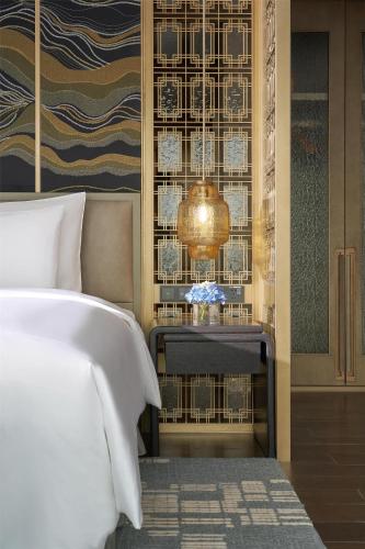 Kempinski Hotel Nanjingにあるベッド