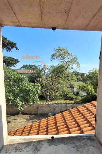 une fenêtre ouverte avec vue sur un stade dans l'établissement Pierres d'Estuaire, à Valeyrac