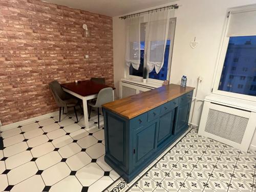 cocina con armario azul y mesa en Gdynia Apartment, en Gdynia