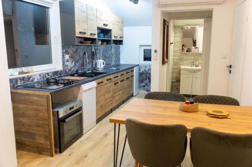 Η κουζίνα ή μικρή κουζίνα στο Guest House Lejla 2
