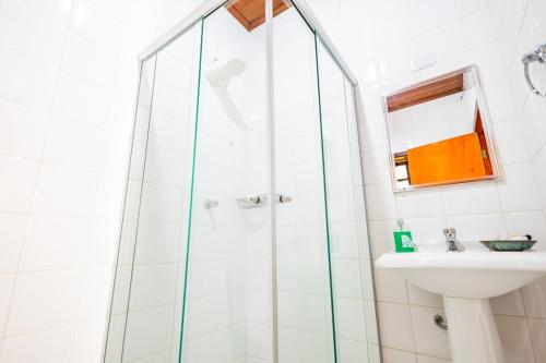 a bathroom with a shower and a sink at Putini Pousada e Hotel by OYO in São Roque