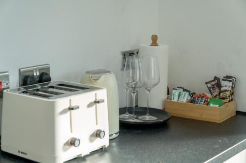 Ephatha Apartments 4-Bedrooms, Sleeps 11, Free Parking, Gardenにあるキッチンまたは簡易キッチン