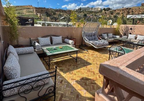 Ein Balkon oder eine Terrasse in der Unterkunft Riad Dar Timrad