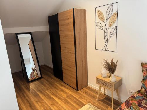 Cette chambre comprend une commode et un miroir. dans l'établissement La suite dorée, à Roubaix