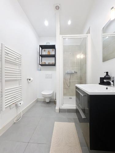 une salle de bain blanche avec un lavabo et des toilettes dans l'établissement Modern apartment hyper center Nice comfort, à Nice
