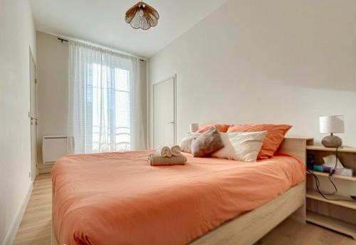 - une chambre dotée d'un grand lit avec des draps orange dans l'établissement Modern apartment hyper center Nice comfort, à Nice
