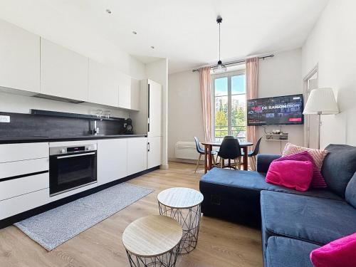 un salon avec un canapé bleu et une cuisine dans l'établissement Modern apartment hyper center Nice comfort, à Nice