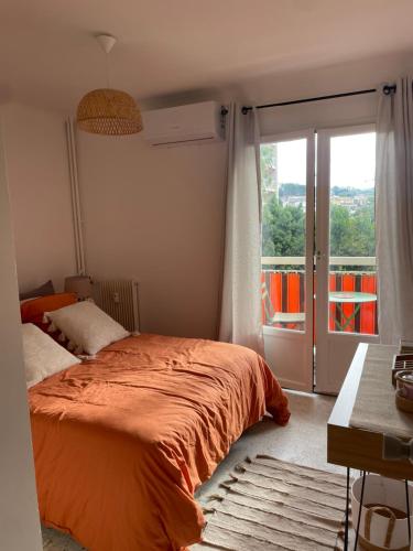 Appartement T2 le Saints Georges 48 m2 meublés équipés Clims 2 balcons ensoleillés parking gratuit et wifi