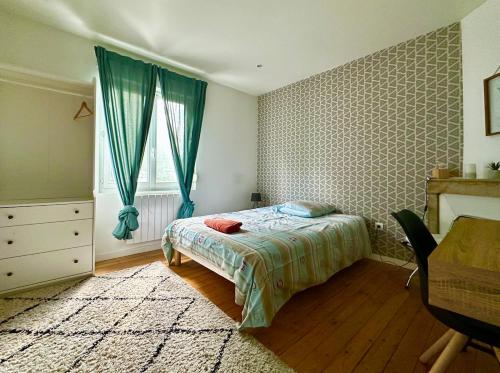 Cette chambre comprend un lit avec des rideaux bleus et une commode. dans l'établissement La Coloc' Rouen Docks T5 4 Bathrooms Garden, à Rouen