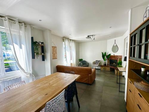 un salon avec une table en bois et un canapé dans l'établissement La Coloc' Rouen Docks T5 4 Bathrooms Garden, à Rouen