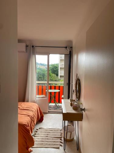 Appartement T2 le Saints Georges 48 m2 meublés équipés Clims 2 balcons ensoleillés parking gratuit et wifi