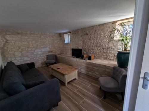 TV a/nebo společenská místnost v ubytování Gîte de charme à Loudun
