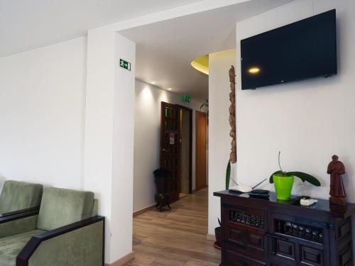 Uma TV ou centro de entretenimento em Hotel São Francisco