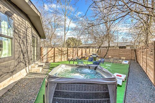 un jacuzzi en el patio trasero de una casa en Dream Stay with Pool for up to 20 Guests Mins to DT Austin, en Austin