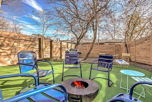 un grupo de sillas y una hoguera en un patio en Dream Stay with Pool for up to 20 Guests Mins to DT Austin, en Austin