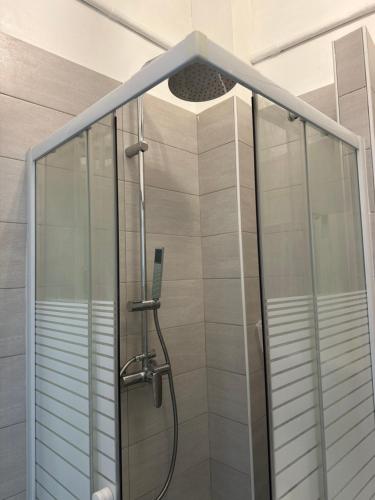 une douche avec une cabine en verre dans une salle de bain dans l'établissement Appartement Cosy avec clim et Wi-Fi à 5 min de la gare TGV, à Toulon