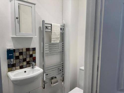 Ephatha Apartments 4-Bedrooms, Sleeps 11, Free Parking, Gardenにあるバスルーム