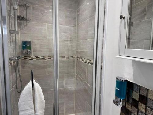 Ephatha Apartments 4-Bedrooms, Sleeps 11, Free Parking, Gardenにあるバスルーム