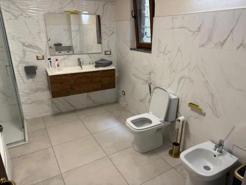 a bathroom with a toilet and a sink at Il Mulin Dell'Architetto in Fornaci di Barga