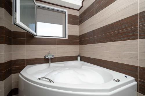 Salle de bains dans l'établissement Terminal Square Suites