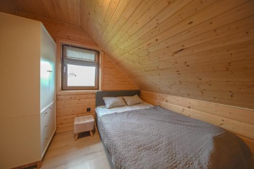 Postel nebo postele na pokoji v ubytování Złoty Groń log houses & apartments