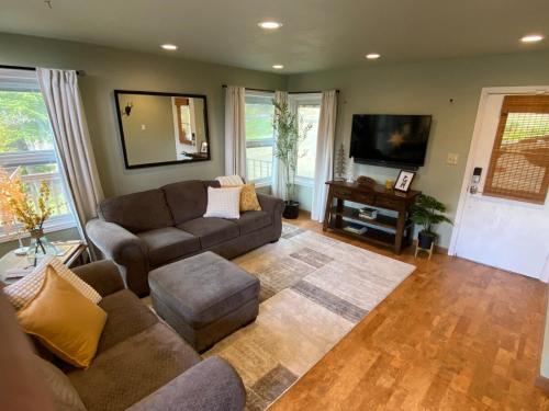 Una sala de estar con un sofá y un televisor. en Bearfoot Cabin 15 Min to Yosemite Gate!, en Oakhurst