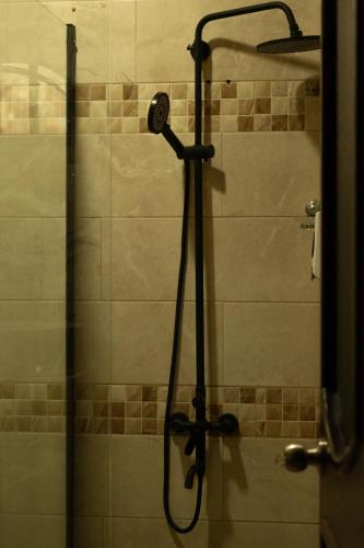 a shower with a shower head in a bathroom at Cerca del divino niño I WiFi I TV in Constanza