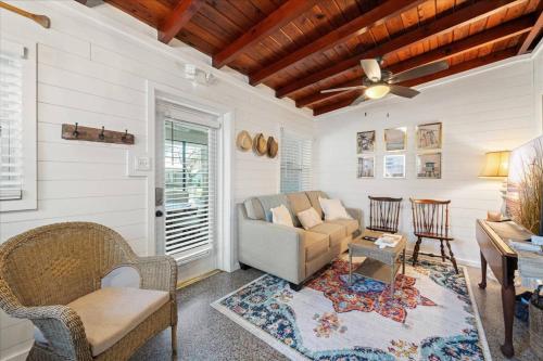 una sala de estar con un sofá y una mesa en Cozy Beach-side Bungalow!, en Cabo Cañaveral