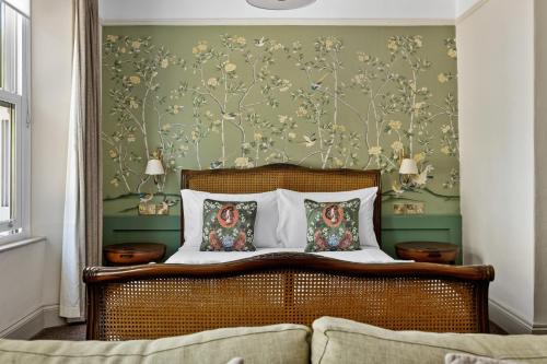 Una cama o camas en una habitación de The Torcroft