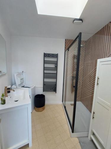 ein Badezimmer mit Dusche und Waschbecken in der Unterkunft Maison de pêcheur - Quartier Croix de Vie in Saint-Gilles-Croix-de-Vie